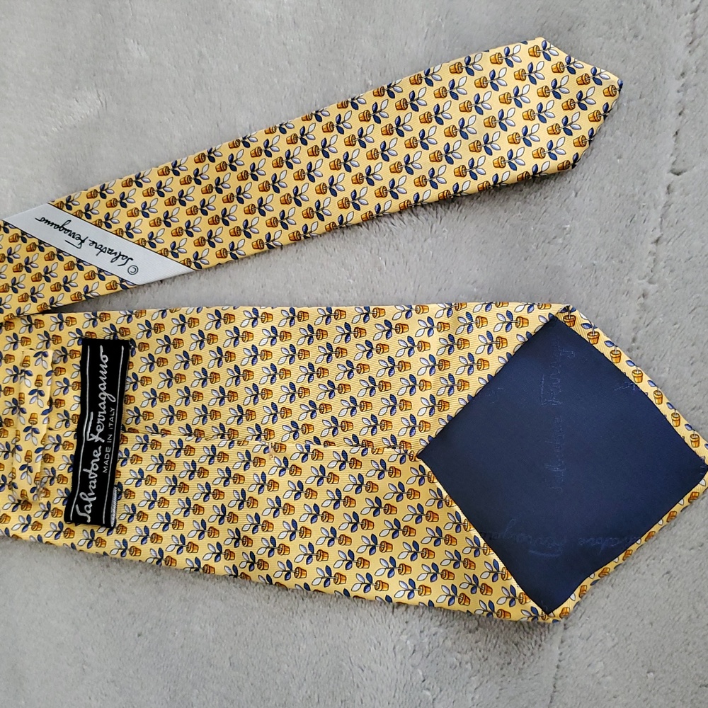 SALVATORE FERRAGAMO 100% Silk Made in Italy Golden Yellow Potted Men's Neck Tie